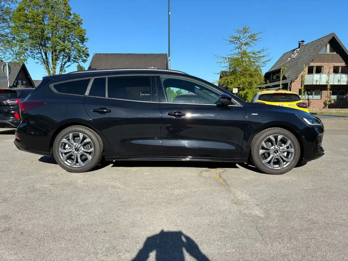 Gebraucht Ford Focus ST-Line X 125 PS (91 kW) 2023 Schwarz Limousine