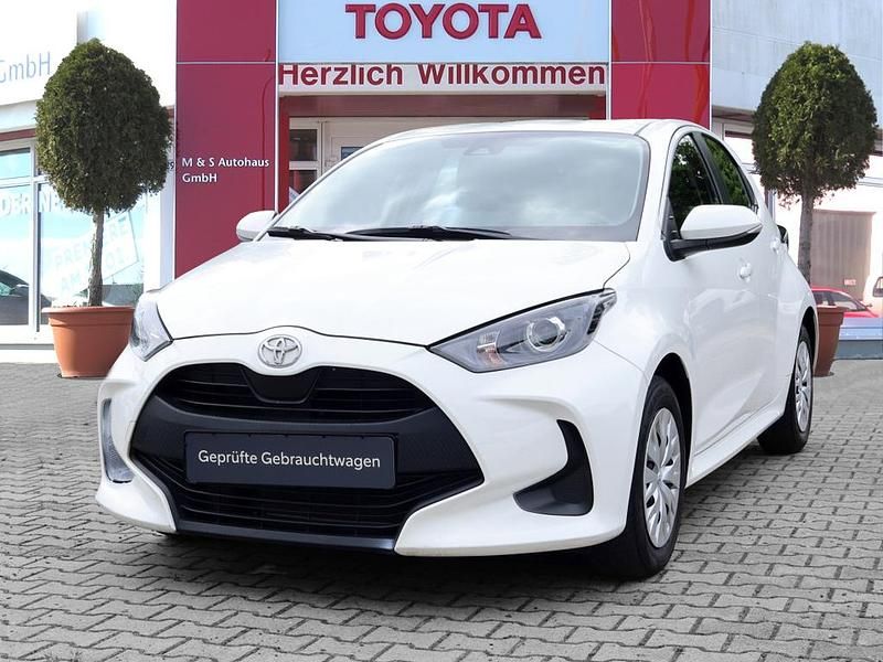 Weiß Gebraucht 2022 Toyota Yaris Basis Limousine | 12.970 € (Fairer Preis) - Bild 1/4