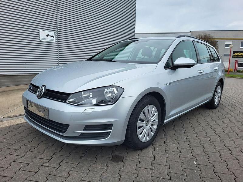 Silber Gebraucht 2017 VW Golf VII Allstar Limousine | 5.990 € - Bild 1/4