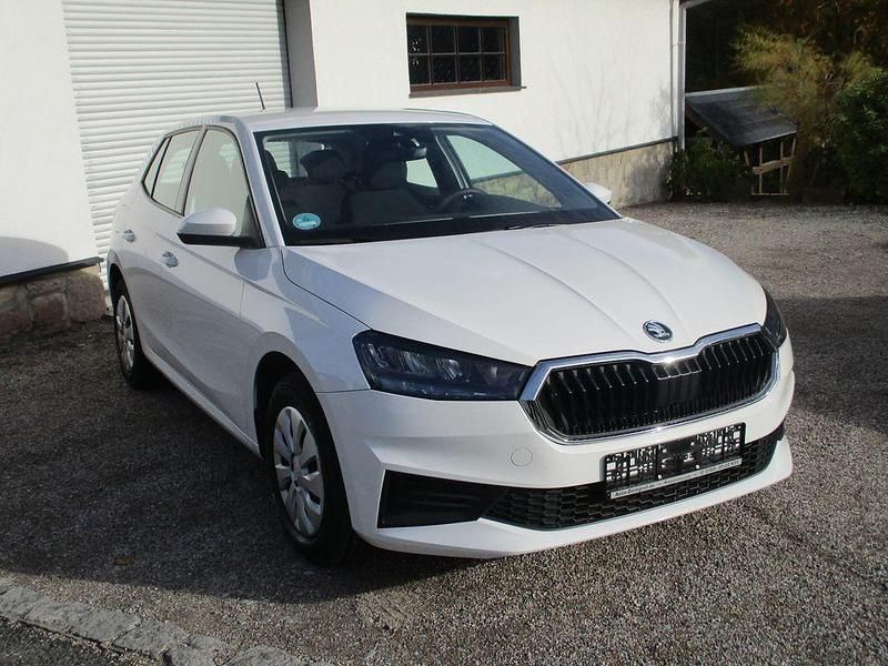 Weiß Gebraucht 2024 Skoda Fabia Limousine | 12.900 € (Superpreis) - Bild 1/4