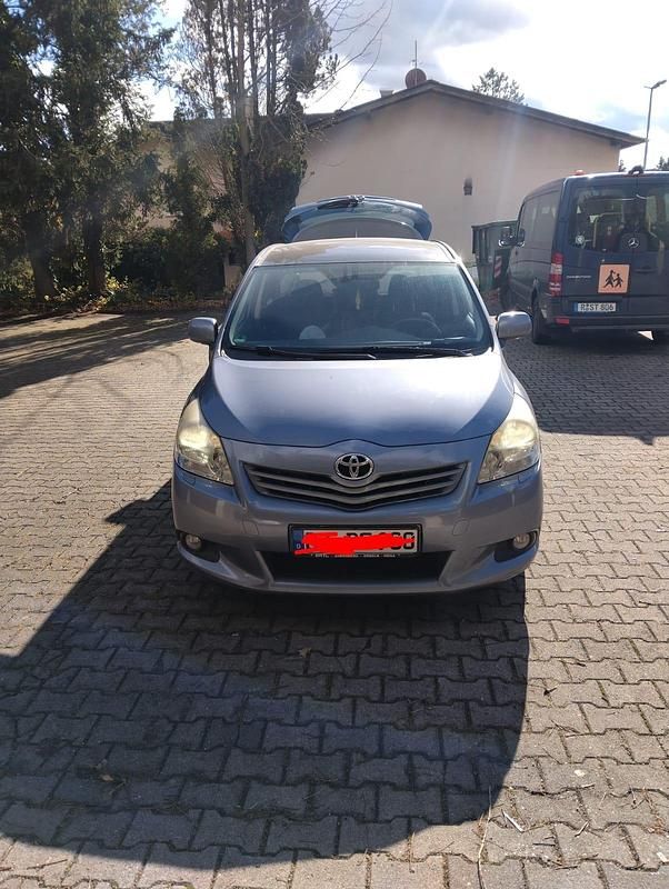 Gebraucht Toyota Verso 2009 Silber Van / Kleinbus