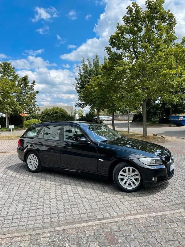 Schwarz Gebraucht 2012 BMW 318 Kombi | 9.999 € - Bild 1/4