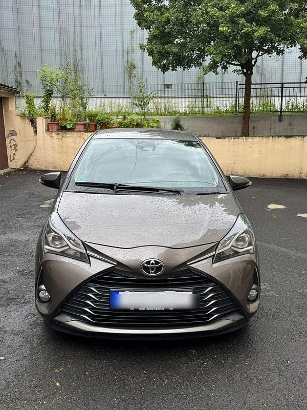 Braun Gebraucht 2019 Toyota Yaris Club Kleinwagen | 11.450 € (Guter Preis) - Bild 1/4