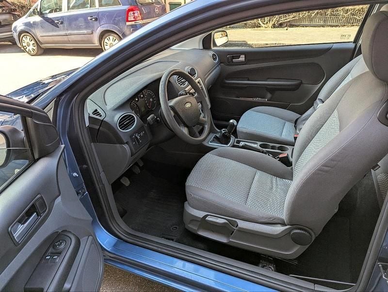 Gebraucht Ford Focus 80 PS (58 kW) 2005 Blau Kleinwagen