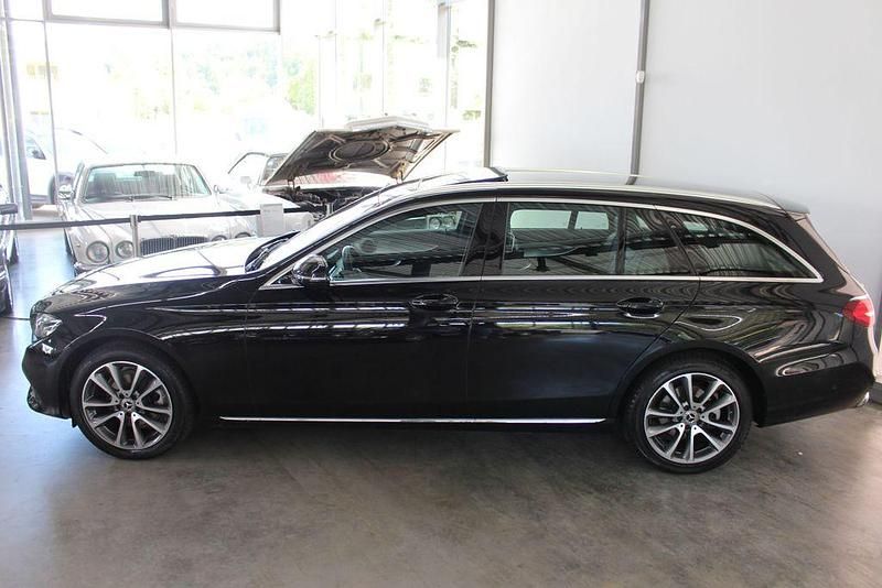 Gebraucht Mercedes E220 Avantgarde 194 PS (142 kW) 2018 Schwarz , obsidianschwarz metallic Limousine