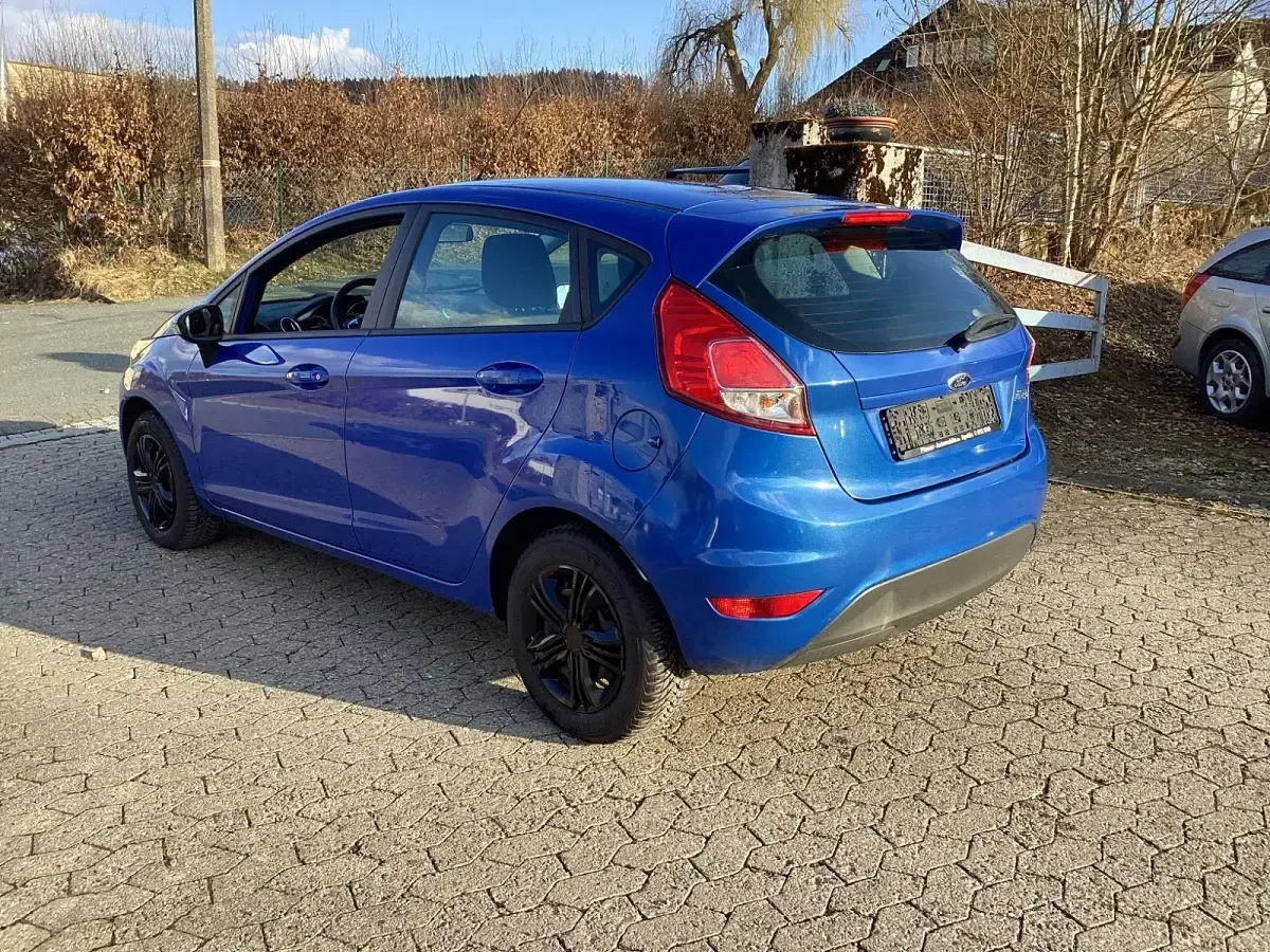 Gebraucht Ford Fiesta Trend 82 PS (60 kW) 2013 Blau Kleinwagen
