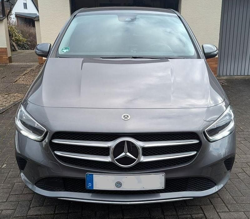 Gebraucht Mercedes B180 Style 116 PS (85 kW) 2020 Grau Van / Kleinbus