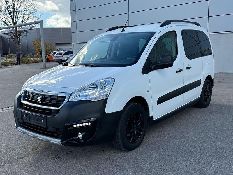 Weiß Gebraucht 2018 Peugeot Partner Tepee Outdoor Van / Kleinbus | 9.999 € (Fairer Preis) - Bild 1/4