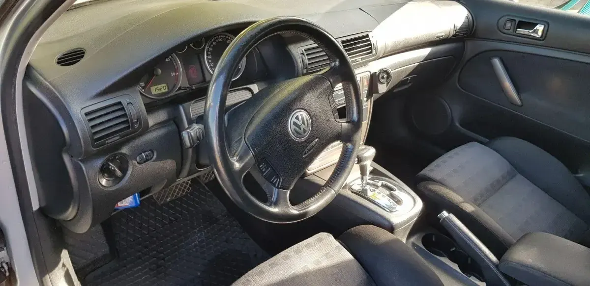 Second-hand VW Passat 131 CP (96 kW) 2002 Argintiu Berlinǎ