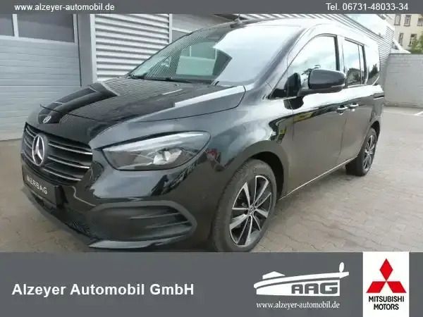 Lackfarbe loparitschwarz mb 9728 Gebraucht 2023 Mercedes 180 Limousine | 27.900 € (Fairer Preis) - Bild 1/4