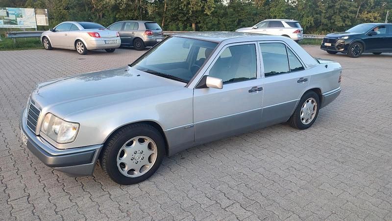 Silber Gebraucht 1994 Mercedes 220 Sportline Limousine | 6.500 € - Bild 1/4
