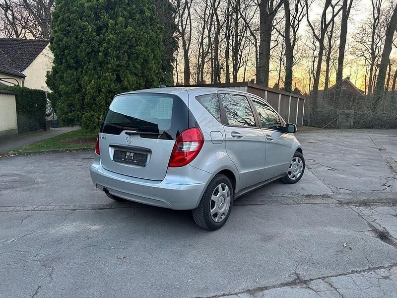 Gebraucht Mercedes A180 Elegance 116 PS (85 kW) 2011 Silber Van / Kleinbus