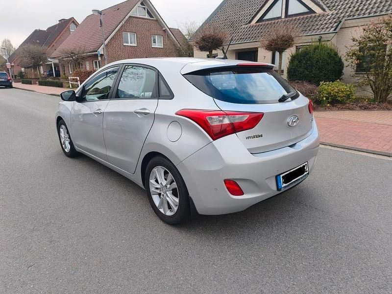 Gebraucht Hyundai i30 99 PS (72 kW) 2014 Silber Limousine