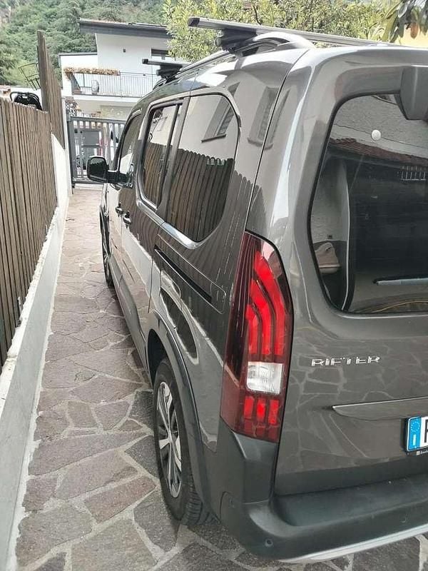 Grau Gebraucht 2019 Peugeot Rifter GT-line Van / Kleinbus | 20.900 € (Guter Preis) - Bild 1/4