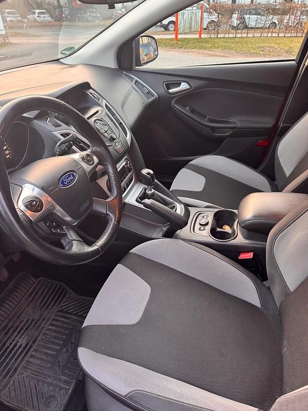 Gebraucht Ford Focus 125 PS (91 kW) 2014 Rot Limousine