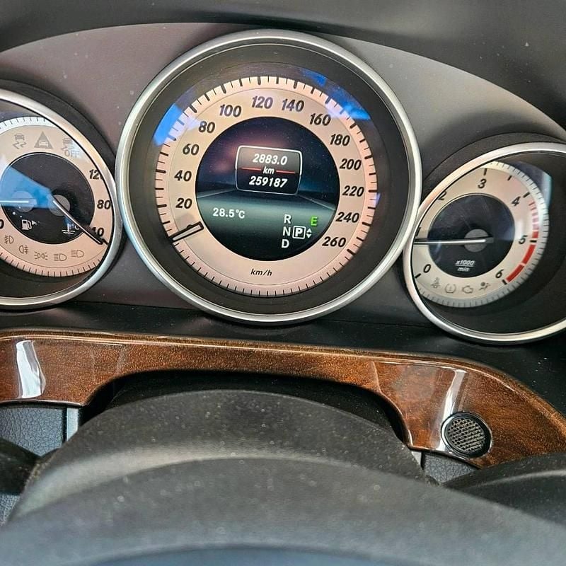 Second-hand Mercedes E220 170 CP (125 kW) 2013 Albastru Berlinǎ