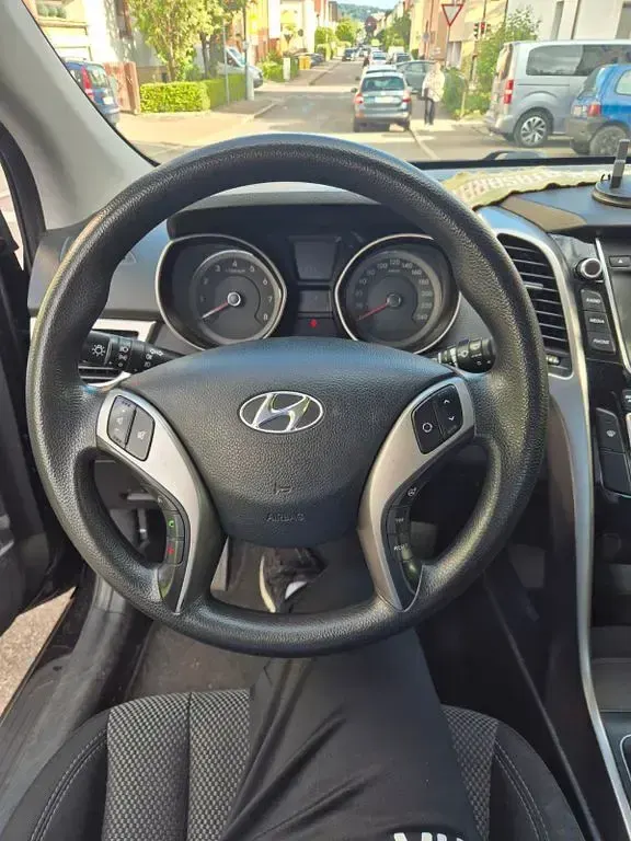 Gebraucht Hyundai i30 Classic 99 PS (72 kW) 2013 Schwarz Coupé