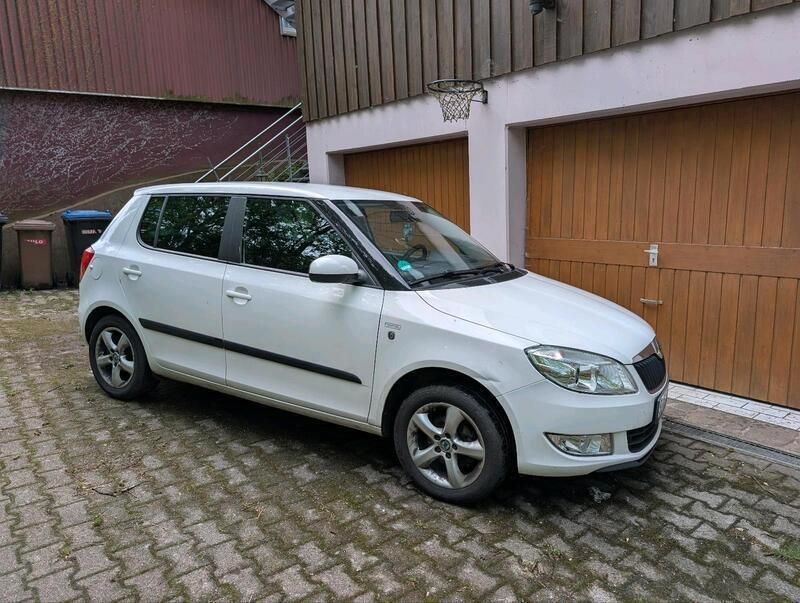 Weiß Gebraucht 2012 Skoda Fabia Family Kleinwagen | 4.000 € (Superpreis) - Bild 1/4