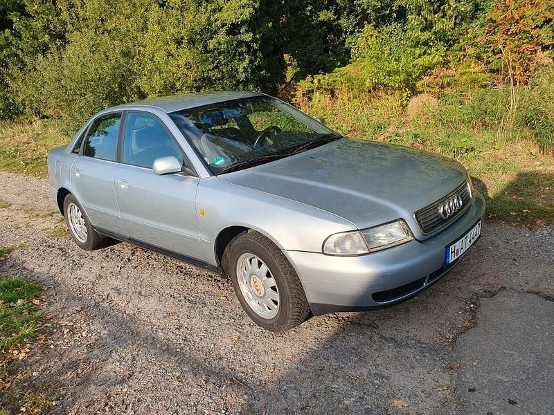 Silber Gebraucht 1998 Audi A4 Limousine | 750 € (Superpreis) - Bild 1/4