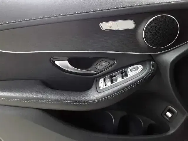 Gebraucht Mercedes GLC220 194 PS (142 kW) 2021 Schwarz Limousine