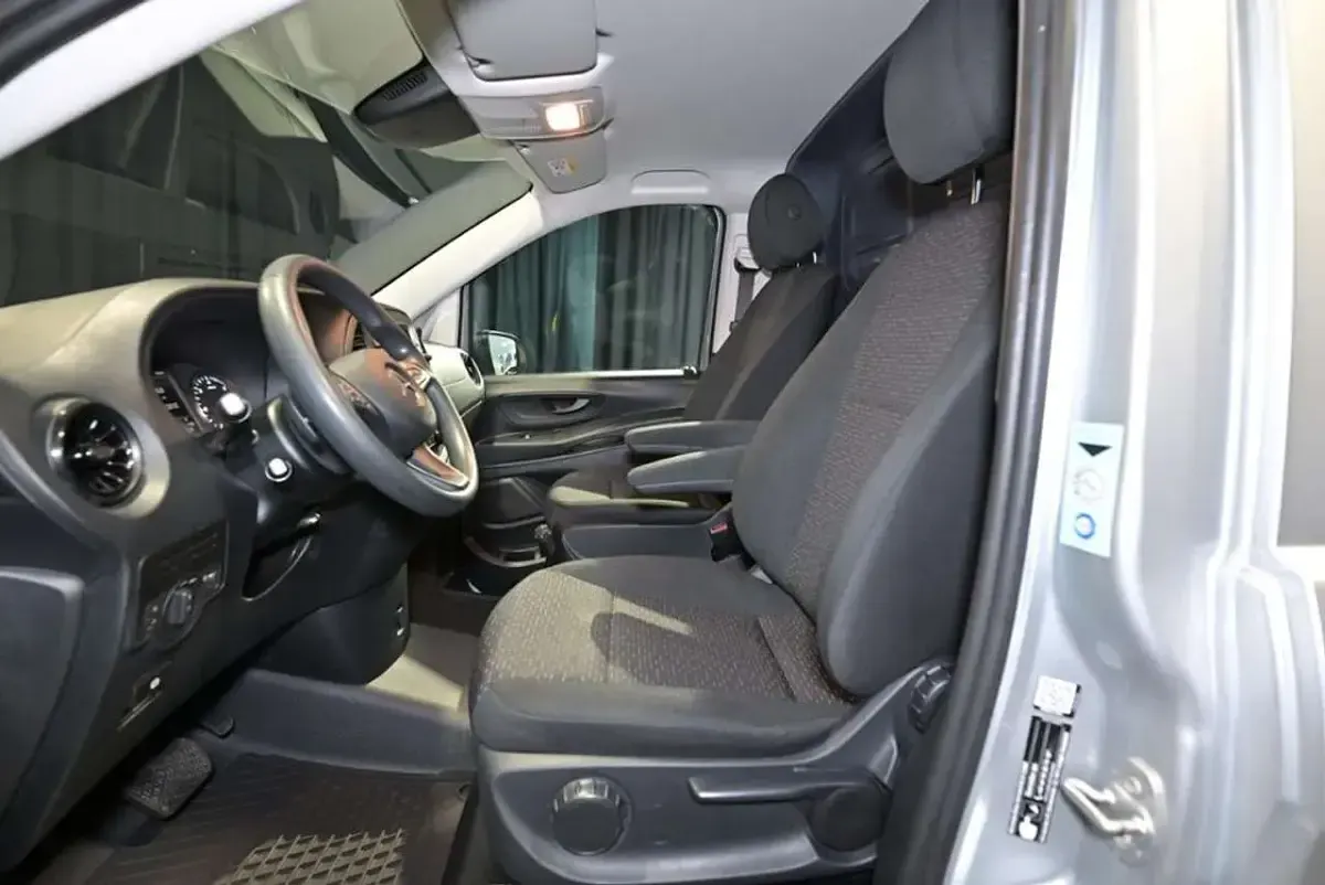 Gebraucht Mercedes Vito 136 PS (100 kW) 2023 Brillantsilber metallic Van