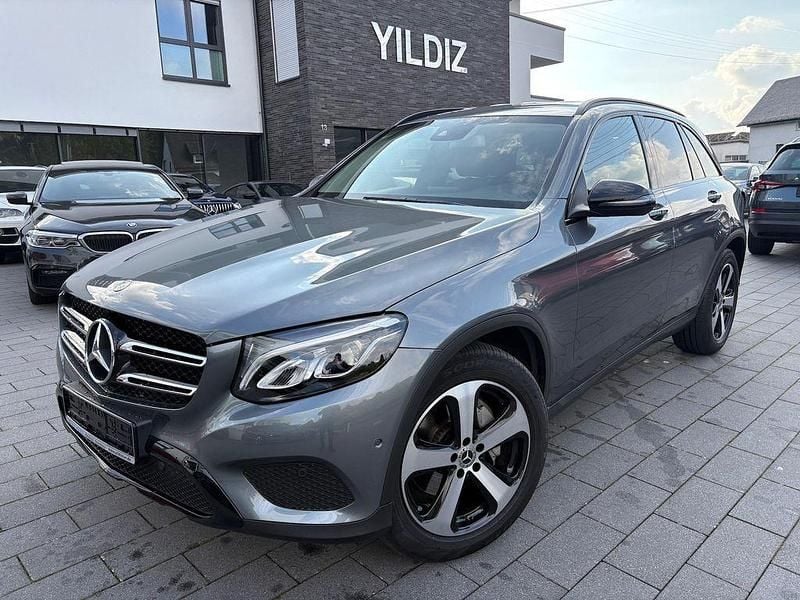 Grau Gebraucht 2018 Mercedes GLC250 AMG SUV | 27.850 € (Guter Preis) - Bild 1/4