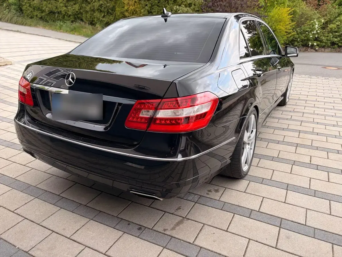 Gebraucht Mercedes E200 184 PS (135 kW) 2011 Schwarz Limousine