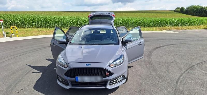 Grau Gebraucht 2016 Ford Focus ST Kombi | 16.999 € (Fairer Preis) - Bild 1/4