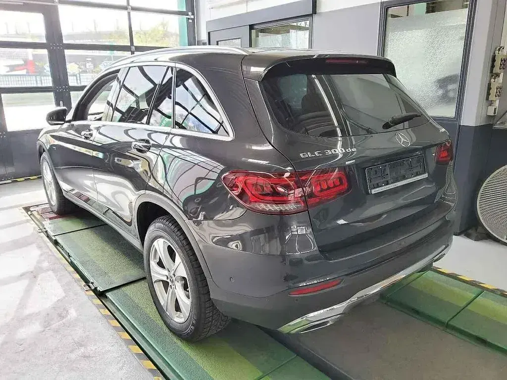 Gebraucht Mercedes GLC300de 194 PS (142 kW) 2021 Grau SUV
