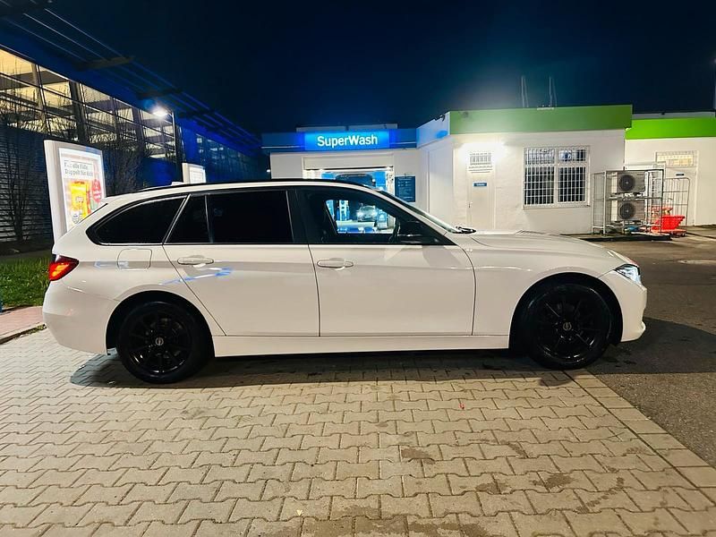 Weiß Gebraucht 2015 BMW 318 Sport Line Kombi | 9.999 € (Guter Preis) - Bild 1/4