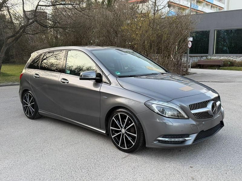 Gebraucht Mercedes B200 136 PS (100 kW) 2012 Braun Van / Kleinbus