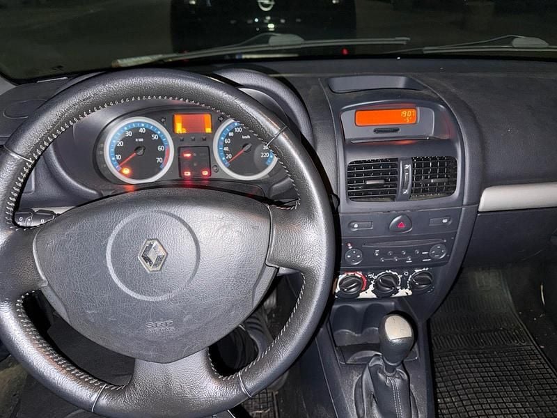 Grau Gebraucht 2005 Renault Clio II Kleinwagen | 700 € - Bild 1/4
