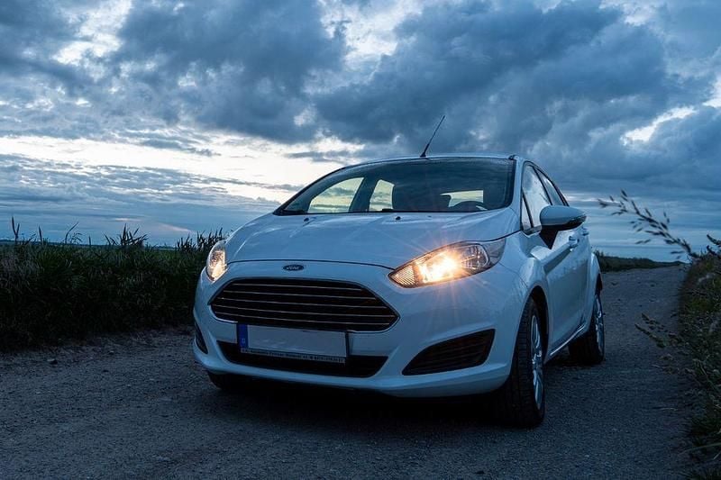 Gebraucht Ford Fiesta 65 PS (47 kW) 2013 Weiß Kleinwagen