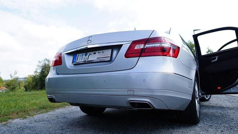 Gebraucht Mercedes E250 204 PS (150 kW) 2013 Silber Limousine