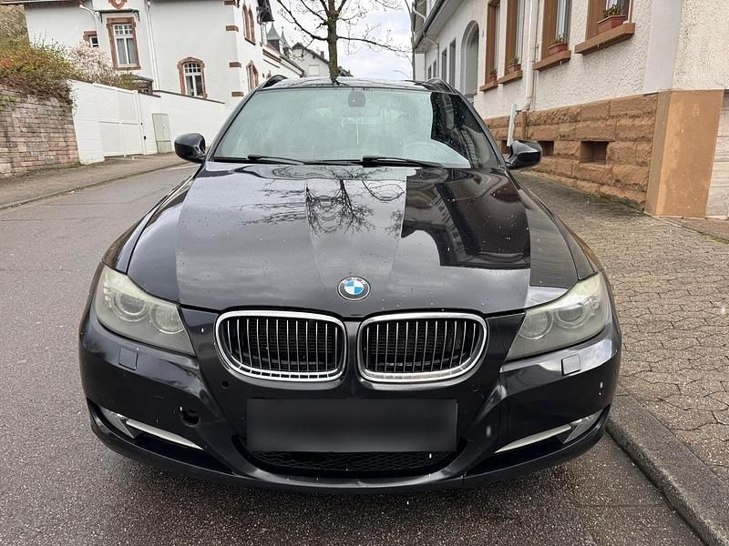 Gebraucht BMW 320 184 PS (135 kW) 2011 Schwarz Kombi