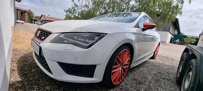 Weiß Gebraucht 2015 Cupra Leon Kombi | 17.400 € (Fairer Preis) - Bild 1/4
