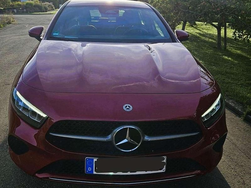 Rot Gebraucht 2023 Mercedes A180 Limousine | 25.450 € (Fairer Preis) - Bild 1/4