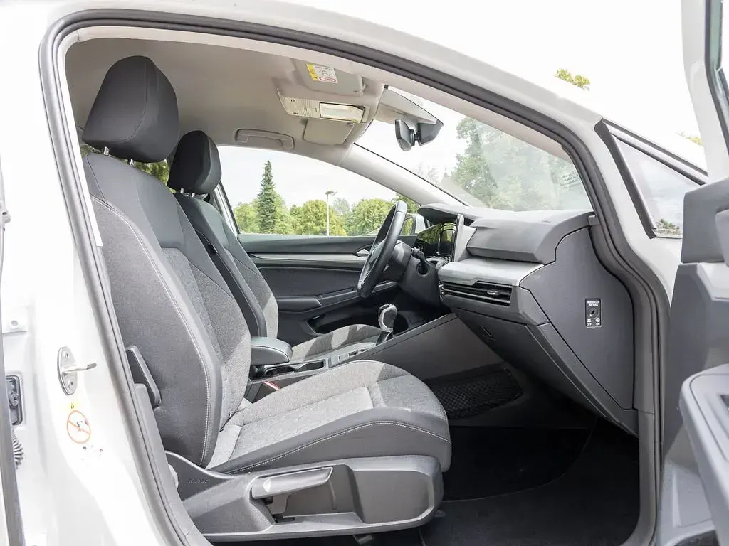 Gebraucht VW Golf VIII Move 150 PS (110 kW) 2023 Weiß Limousine