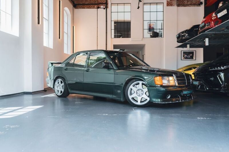 Dunkelgrünmetallic 254 Gebraucht 1990 Mercedes 190 AMG Limousine | 65.900 € - Bild 1/4