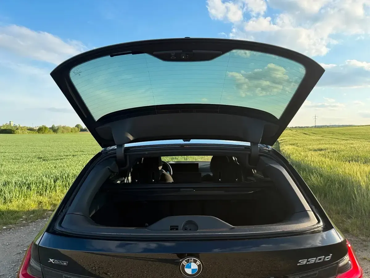 Käytetty BMW 330 Shadowline 286 HP (210 kW) 2024 Musta Farmari