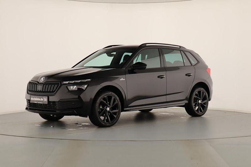 Schwarzmagic perleffekt Gebraucht 2022 Skoda Kamiq Monte Carlo SUV | 21.889 € (Fairer Preis) - Bild 1/4