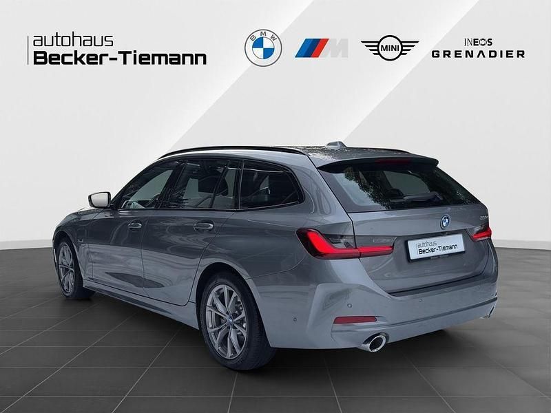 Gebraucht BMW 330e 184 PS (135 kW) 2022 Skyscraper grau Kombi