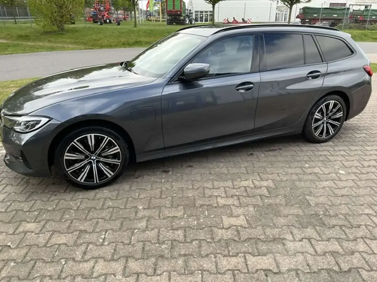 Gebraucht BMW 330e Sport Line 292 PS (214 kW) 2021 Grau Kombi