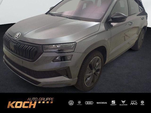 Graphitegrau metallic Gebraucht 2025 Skoda Karoq SportLine SUV | 39.430 € (Fairer Preis) - Bild 1/2