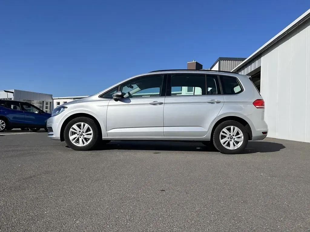 Gebraucht VW Touran Comfortline 150 PS (110 kW) 2023 Reflexsilber Van / Kleinbus