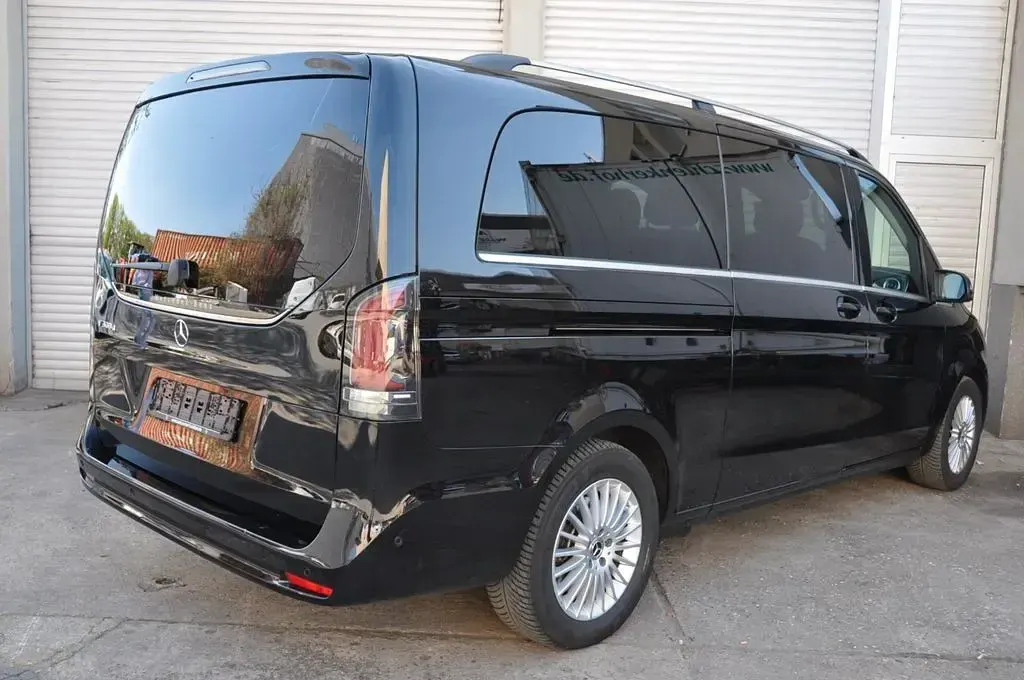 Gebraucht Mercedes V300 Avantgarde 237 PS (174 kW) 2024 Schwarz Van / Kleinbus