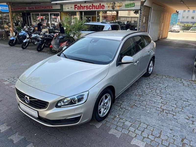 Gebraucht Volvo V60 Business Edition 150 PS (110 kW) 2017 Luminous sand Kombi