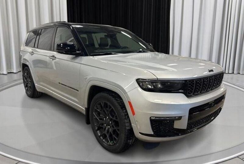 Grau Neu 2024 Jeep Grand Cherokee Altitude SUV | 107.500 € - Bild 1/4