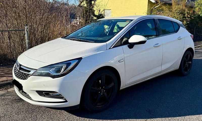 Weiß Gebraucht 2017 Opel Astra Ultimate Limousine | 12.200 € (Fairer Preis) - Bild 1/4