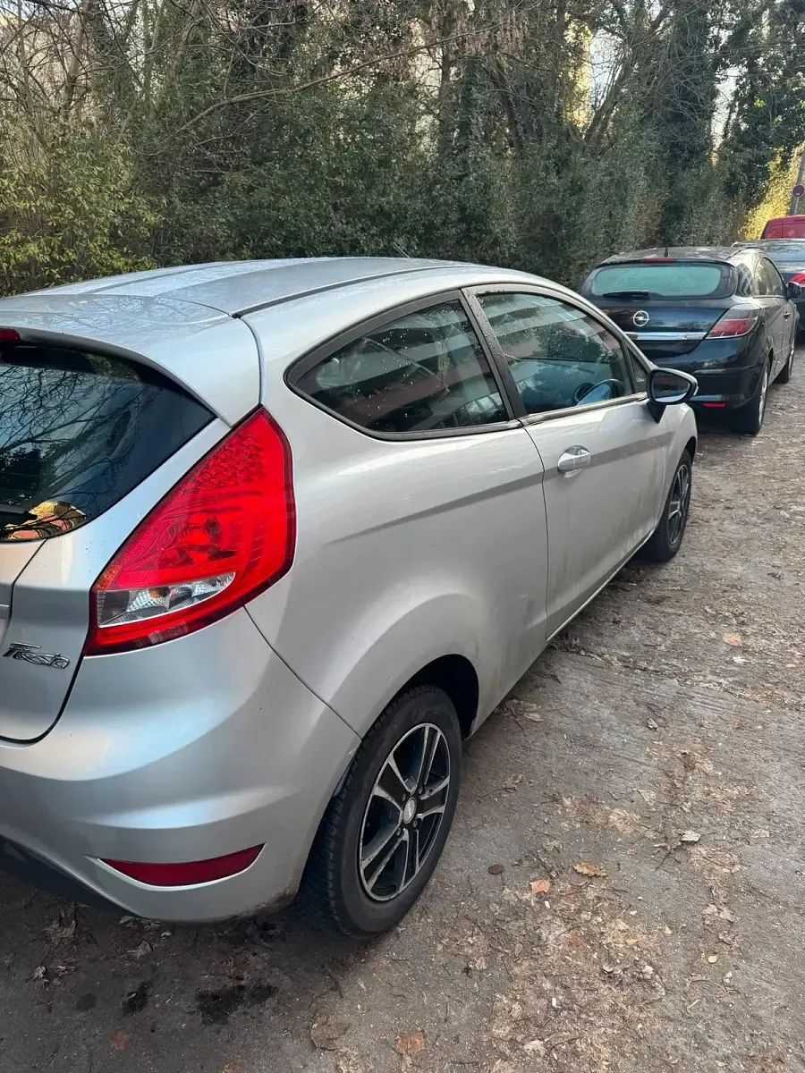 Gebraucht Ford Fiesta 90 PS (66 kW) 2009 Grau Kleinwagen